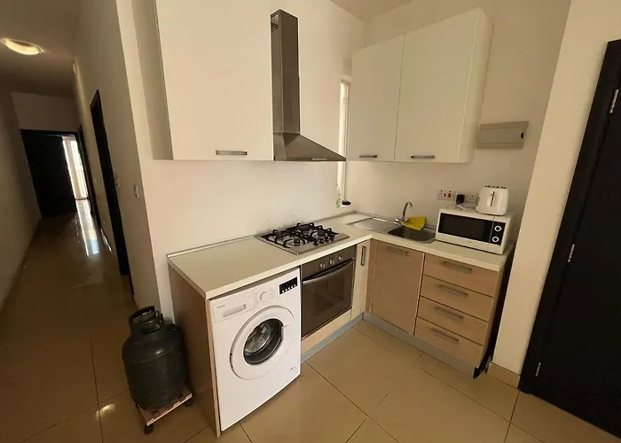 St Julians 2 Bedroom Apartment *